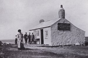 Cornwall: First and Last House, Lands End (s/h-billede) af English Photographer