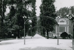 Cremorne Gardens; London: Centre Walk af English Photographer