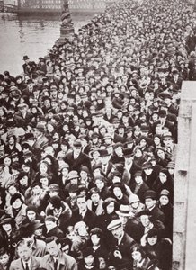Folkemængder venter på adgang til Westminster Hall, under liggende i staten George V, 1936 af English Photographer