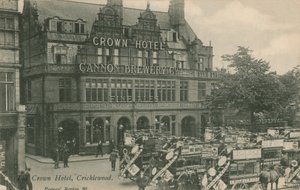 Crown Hotel, Cricklewood af English Photographer