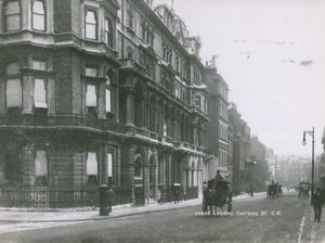 Curzon Street, London af English Photographer