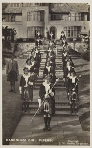 Dagenham Girl Pipers, Essex (s/h-billede) af English Photographer