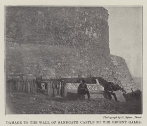 Skader på muren af Sandgate Castle af de seneste storme af English Photographer