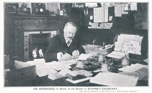 Dr. Barnardo på arbejde på sit værelse på Stepney Causeway af English Photographer