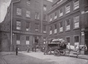 Dr. Johnsons House, Gough Square, Fleet Street af English Photographer