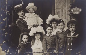 Dronning Alexandra med sine borneborn (b/w photo) af English Photographer