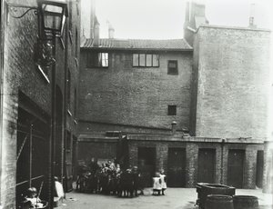Dufferin Street: Costermongers Buildings, London, 1896 af English Photographer