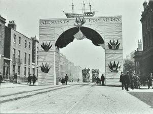 East India Dock Road: midlertidig buegang, Victoria Diamond Jubilee, 1897 af English Photographer