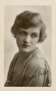 Edwardiansk postkort af Gladys Cooper af English Photographer