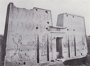 Egypten: Pylon af Edfu-templet (s/h foto) af English Photographer
