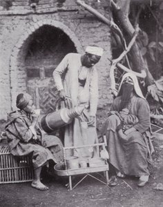 Egypten: Servering af tyrkisk kaffe i Cairos gader (s/h-billede) af English Photographer