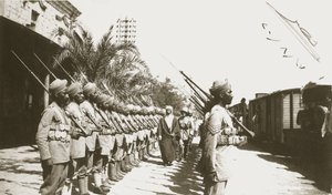 Emir Faisal på Lydda Station, Palæstina, med Sir Herbert Samuel, 1920 af English Photographer