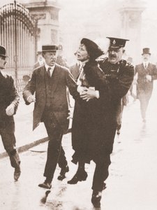 Emmeline Pankhursts arrestation uden for Buckingham Palace, mens hun forsøgte at begære kongen, den 21. maj 1914 (sepiafoto) af English Photographer