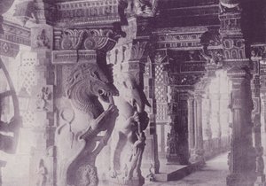 Indgang til Golden Lily Tank, Madura af English Photographer