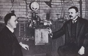 Ernest Rutherford, til venstre, og Hans Geiger i fysiklaboratoriet på Manchester University (s/h foto) af English Photographer
