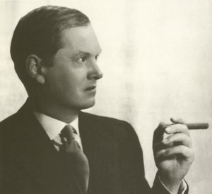 Evelyn Waugh, portræt, ryger cigar (s/h foto) af English Photographer