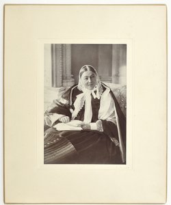 Florence Nightingale, siddende på en sofa i det blå rum i Claydon House, 1891 af English Photographer
