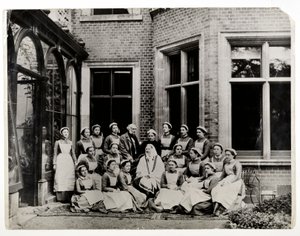 Florence Nightingale med Sir Harry Verney og Miss Crossland, i centrum af en gruppe sygeplejersker på Claydon House, 1886 af English Photographer