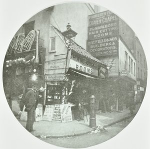 Fouberts Place, Westminster LB: ved Kingly Street, 1890 af English Photographer