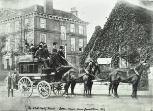 Garratt Lane: The Old Vestry Hall, 1887 af English Photographer
