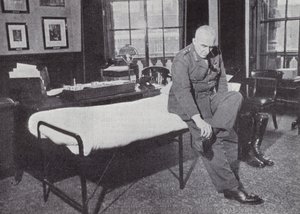 General Sir Edmund Ironside, Chief of the Imperial General Staff, in his office at the War Office, where he frequently slept during World War II, 1939-1940dani af English Photographer