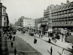 Generel udsigt langs Stranden med Charing Cross Station af English Photographer