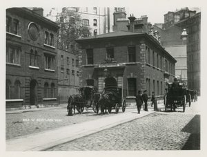 Generelt billede af hestevogne i Scotland Yard af English Photographer