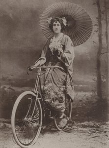 Pige på cykel, klædt på japansk mode af English Photographer