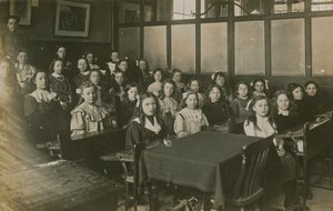 Piger sidder i et klasseværelse af English Photographer