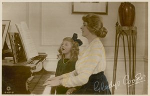 Gladys Cooper og pige ved klaver af English Photographer