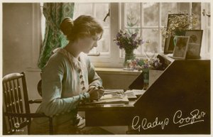 Gladys Cooper am Schreibtisch
