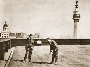 Golføvelser for kontorarbejdere på taget af Adelaide House, fra Wonderful London, udgivet 1926-27 (fotogravure) af English Photographer