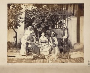 Gruppe af elskerinde og elever fra Government Normal School, Bombay af English Photographer