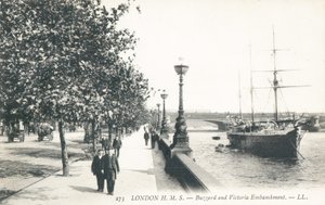 HMS Buzzard fortøjet langs Victoria Embankment af English Photographer