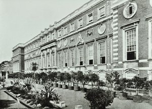 Hampton Court Palace, Hampton Court Road, Richmond: The Terrace, Wrens Court, 1896 af English Photographer