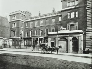 Hansom førerhus uden for krigskontoret Pall Mall, Willis Collection, 1890 af English Photographer