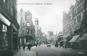 Heath Street i Hampstead af English Photographer