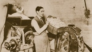 Hebraisk bageri tilbereder usyret brød til påsken (sepia-billede) af English Photographer