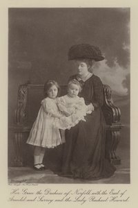 Hendes Nåde hertuginden af Norfolk med jarlen af Arundel og Surrey og Lady Rachael Howard (s/h-foto) af English Photographer