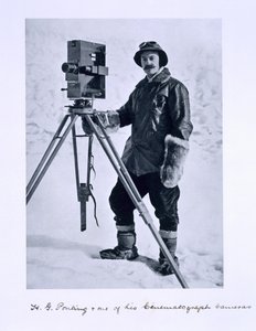 Herbert Ponting (1870-1935) med et kinematografisk kamera på Terra Nova-ekspeditionen (1910-13) til Sydpolen ledet af kaptajn Scott, 1910-12 af English Photographer