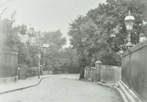 Highgate Archway: østlig tilgang med gammel lampe fastgjort til rækværk, 1896 af English Photographer