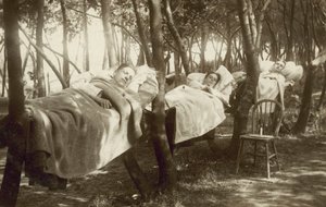 Humleplukkere sover i hængekøjer på en gård i Kent (s/h-foto) af English Photographer