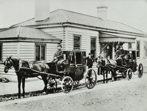 Hestetrukne førerhuse ved Westbourne Park Station, 1885 af English Photographer