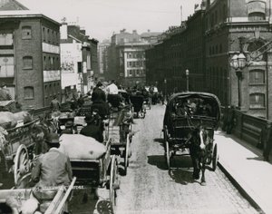 Hestetrukne vogne passerer over Southwark Bridge af English Photographer