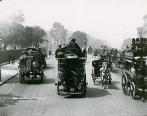 Hestetrukket trafik på en trafikeret vej af English Photographer