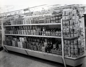 Husholdningsartikler gang, Woolworths butik, 1956 af English Photographer