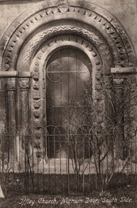 Iffley Church, Norman Door, South Side (s/h foto) af English Photographer