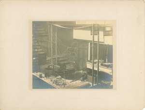 Billede af scenen, ved Royal Institution, lige før Tesla holdt sit foredrag i 1892 af English Photographer