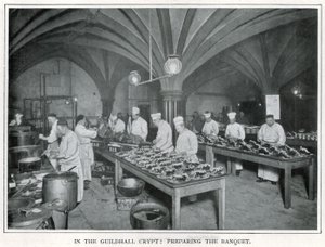 In the Guildhall Crypt: Forberedelse af banketten (s/h foto) af English Photographer