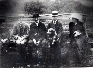James og Lytton Strachey med Thoby, Adrian og Virginia Stephen i Fritham, Hampshire, 1901 af English Photographer